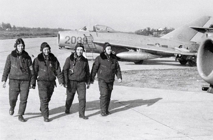 MiG-17F trang bị một động cơ tuốc bin phản lực Klimov VK-1F cho phép đạt tốc độ tối đa 1.145 km/h, tầm bay 2.060km, trần bay 16.600m. Máy bay trang bị một pháo 37mm (40 viên đạn) và 2 pháo NR-23 (160 viên đạn).